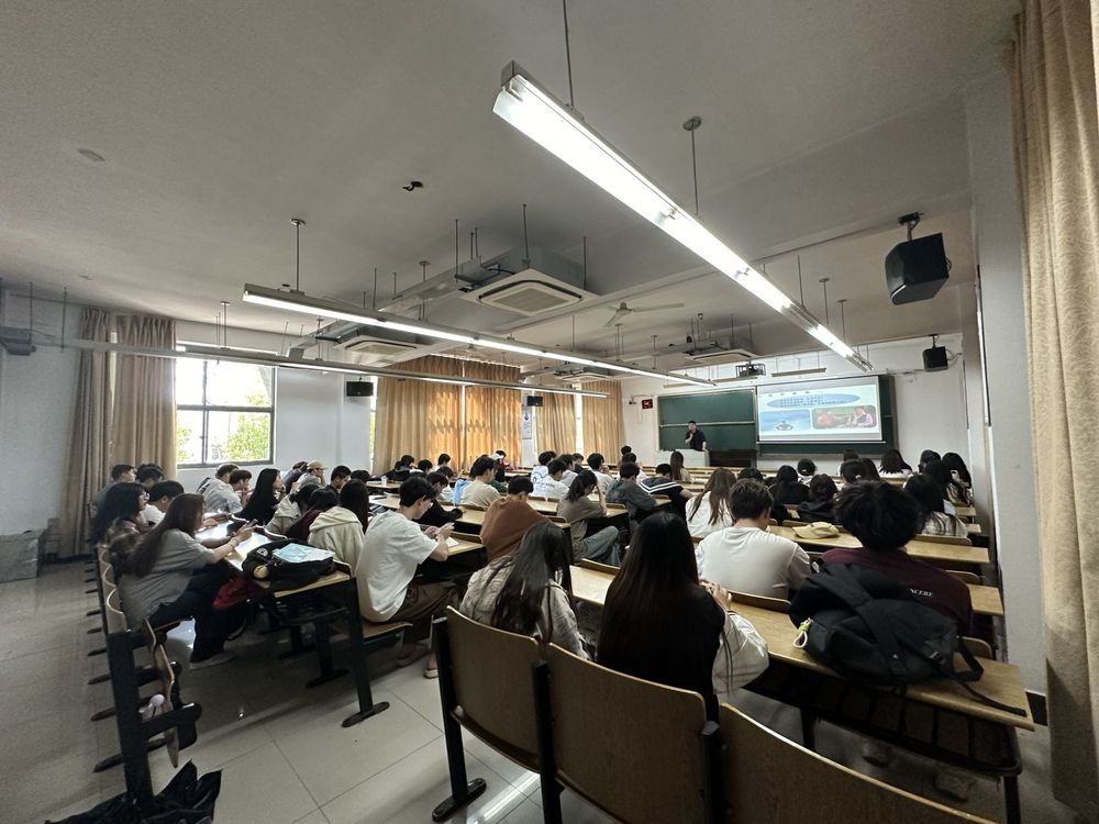 公海555000官网科技集团在南京邮电大学通达学院举办讲座